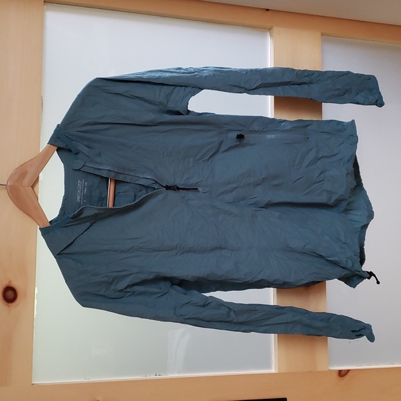 Specialized Jackets & Blazers - Specialized pullover wind breaker with hood and packable pocket